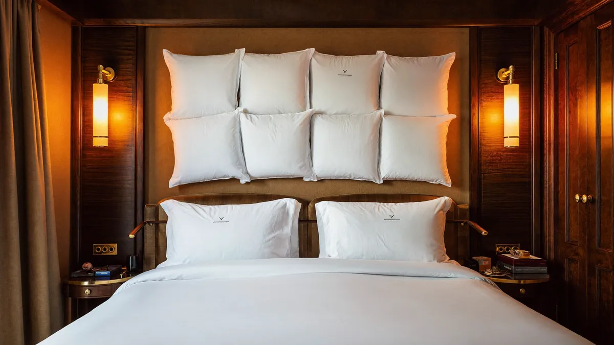 Cama king de suíte de hotel cinco estrelas com enxoval branco