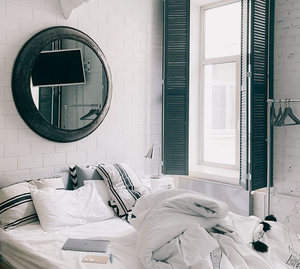 Limpeza de colchão em casa com aspirador e produtos simples